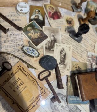Vintage letters, keys and prayer cards representing stories and everyday life in Calabria.