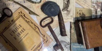 Vintage letters, keys and prayer cards representing stories and everyday life in Calabria.