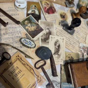 Vintage letters, keys and prayer cards representing stories and everyday life in Calabria.