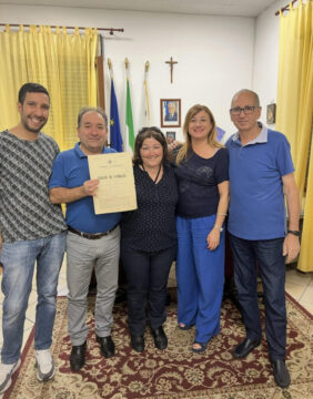 Geneollogy expert supporting a guest during their family search in Reggio Calabria Italy