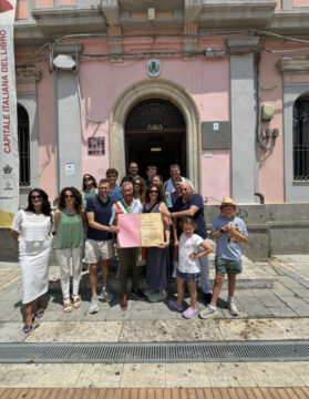 group photo in front of the civic records office during ancestry tour Calabria